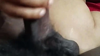 Mallu Chechi séduit l’ami de son mari avec une branlette videos