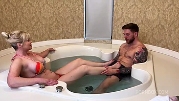 Блондинка с большой задницей жестко трахнута в джакузи Стивом Рикзом videos
