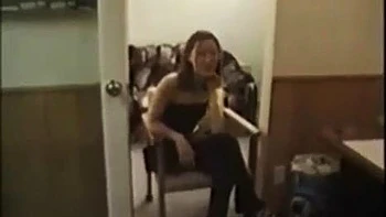 Koreanisches Girl bläst und reitet beim Missionarsfick videos