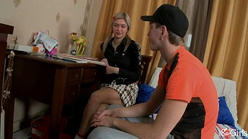 Сексуальная блондинка трахается наездницей и миссионером videos