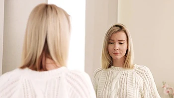 Polly White loira fodida na sala de massagem suja videos