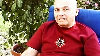 Hotwife milf cochonne baisée en trio anal devant cuckold videos