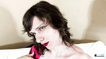 Gill, tgirl morena linda, se masturba com meia arrastão videos