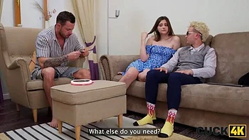 Esposa morena caliente folla extraño frente a su cornudo videos