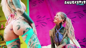 Hippie-Bimbo fickt anal mit großen Titten & verrücktem Dildo videos