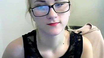 Rubia amateur en webcam desnuda y provoca videos