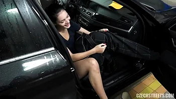 Любительница сосёт и трахается в позе догги videos