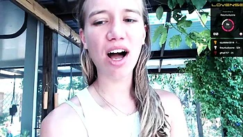 Chica solita muestra sus tetas pequeñas en webcam videos