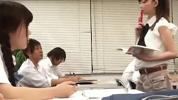 Kuroki Ichika: Japanisches Babe bläst Schwanz und fickt Doggy videos