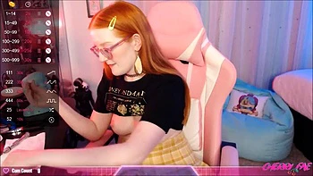 Rousse mignonne se masturbe en solo videos