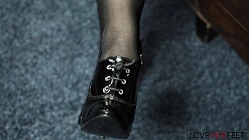 Liv e Mickey lambem e fodem pés gostosos videos