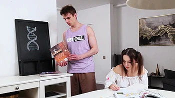 Adolescente morena Maddy Nelson cavalga o pau duro do namorado videos