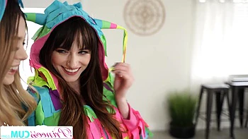 Teen-Blowjob-Dreier Party bringt meinen Schwanz zum Kochen videos