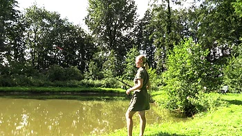 Голая блондинка мастурбирует на улице videos