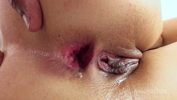 Латинка стройная впервые в анале с большим разрывом, глотает videos