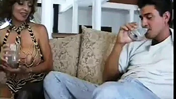 Милфа с огромными сиськами сосёт и скачет в миссионерской videos