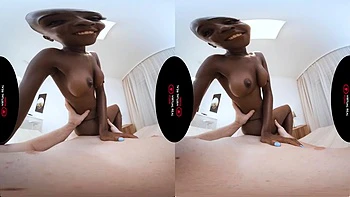 Ebony com bunda grande faz boquete e monta em VR videos