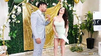 Savanah Storm abre a buceta raspada para a Brandy excitada videos