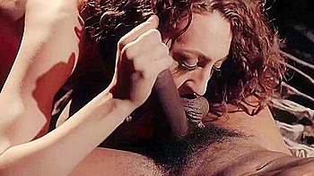 Изайя Максвелл трахает брюнетку в глубокий рот videos