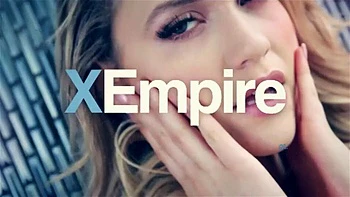 Pequeña Puck en lencería roja follada duro con gran polla en HARDX videos