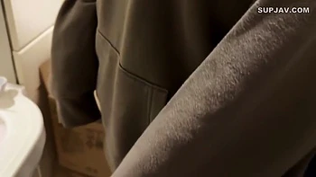 18-летняя милашка-азиатка впервые ебется с кремпай videos