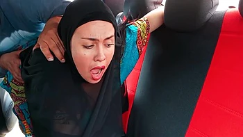 Belle-mère indienne en hijab baisée en voiture videos