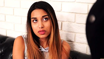 Roxy Lips zahlt Schulden mit wildem Deepthroat videos