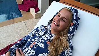 Саша голодна, давай член! Тинейджерка сосет в POV videos