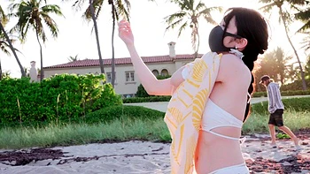 Asiatique mince en solo sur la plage videos