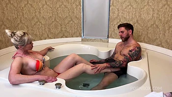 Blonde Pawg wird im Whirlpool hart gefickt videos