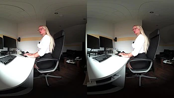 Sekretärin entdeckt Femdom-Fußfetisch vom Chef videos