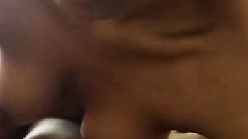 Chica tamil chupando enorme polla negra de cerca videos