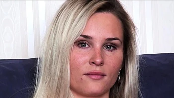 Блондинка Лаура Кристал лижет и сосёт огромные сиськи videos