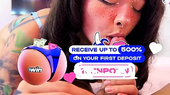 Schlampiger Teen-Blowjob mit gespaltenem Zunge videos