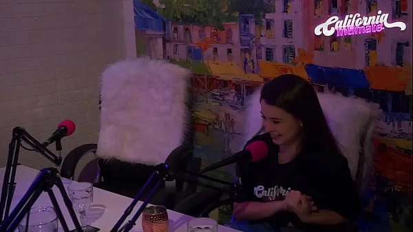 Flavia Oliver faz sexo oral em Natasha Steffens durante as gravações do California Podcast videos
