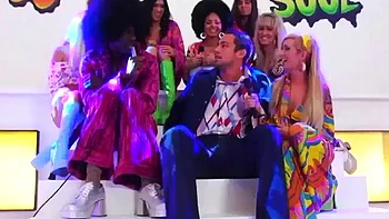 Brünette fickt drei Mädels mit hartem Schwanz videos