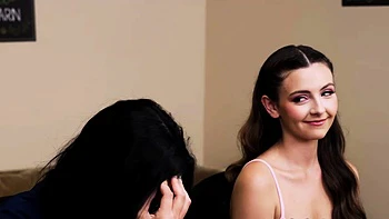 Serenas sexy Dekolleté startet harten Dreier videos