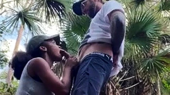 Amateur negra chupando en exteriores POV videos