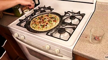 Fiesta de pizza en la oficina con la milf Sinn Sage follada videos