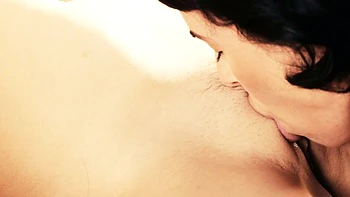 Doigtage et léchage lesbien avec Antonia & Olive videos