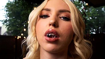 Britt Blair se fait baiser sa petite bande intime videos