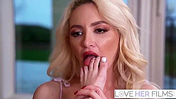 Déesse des pieds blonde baisée à trois avec grosse queue videos