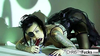 Christy la pirata folla su coño mojado y apretado videos