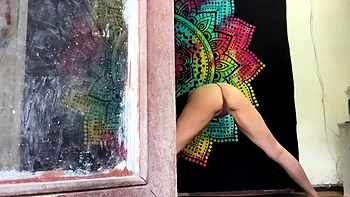 Брюнетка мастурбирует после йоги videos