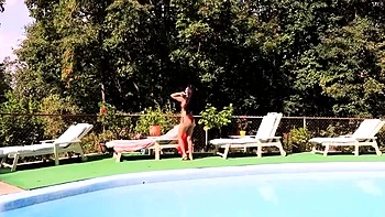 Брюнетка MILF Дафни Роуз играет с анусом videos