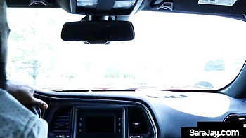 Sara Jay y Lauren Phillips follan BBC en trío videos