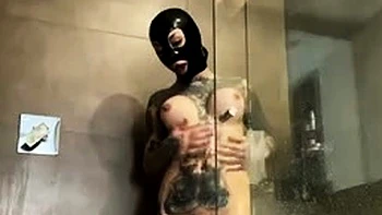 Peituda de capuz de látex se masturba no chuveiro videos