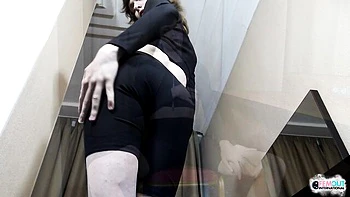 Tgirl mit kleinen Titten masturbiert anal mit Dildo videos