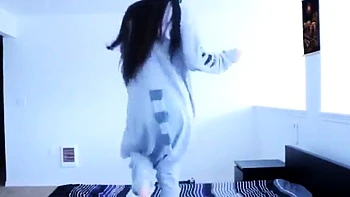 Kleine Asiatische Tussi strippt und tanzt Webcam videos