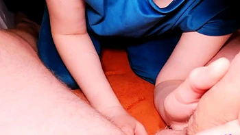 Meu meio-irmão goza nas minhas peitinhos - amador chupando videos